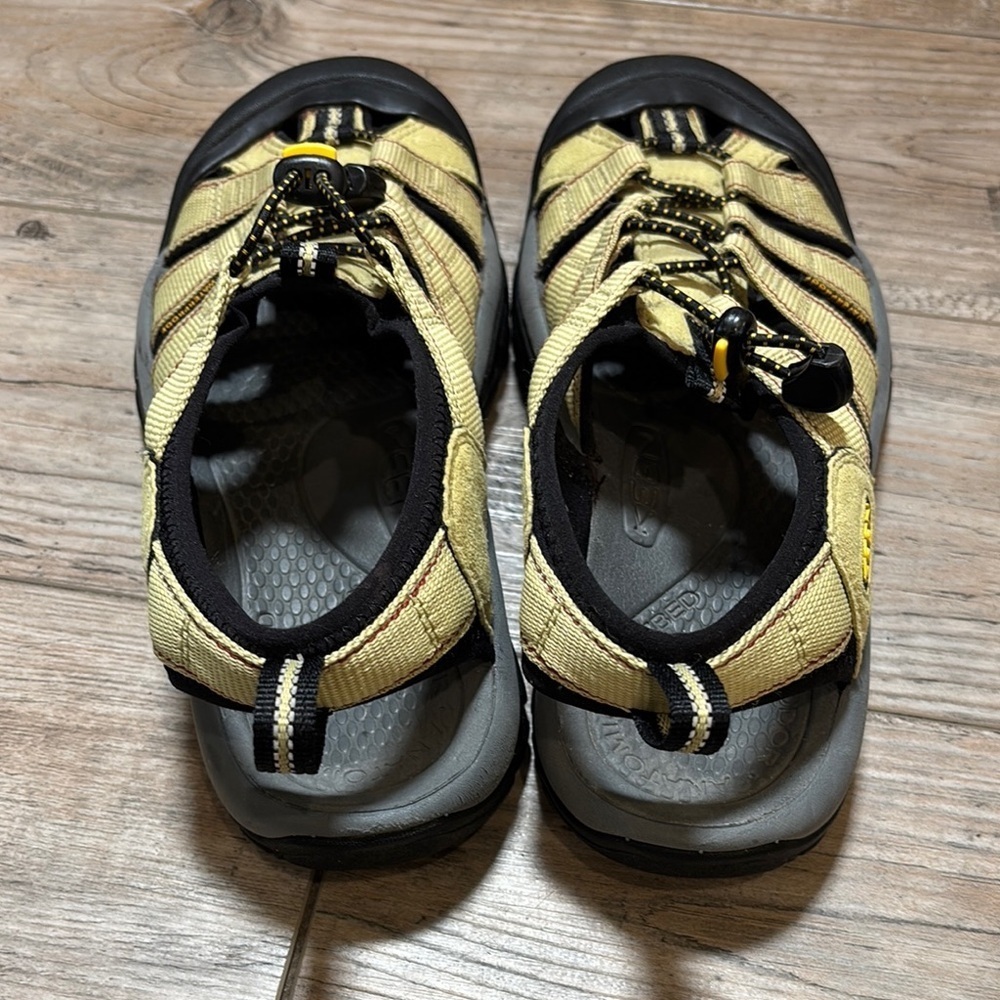 Keen Woman’s Yellow and Black Waterproof Outdoor Hiking Sandals Size 7 - Picture 4 of 10